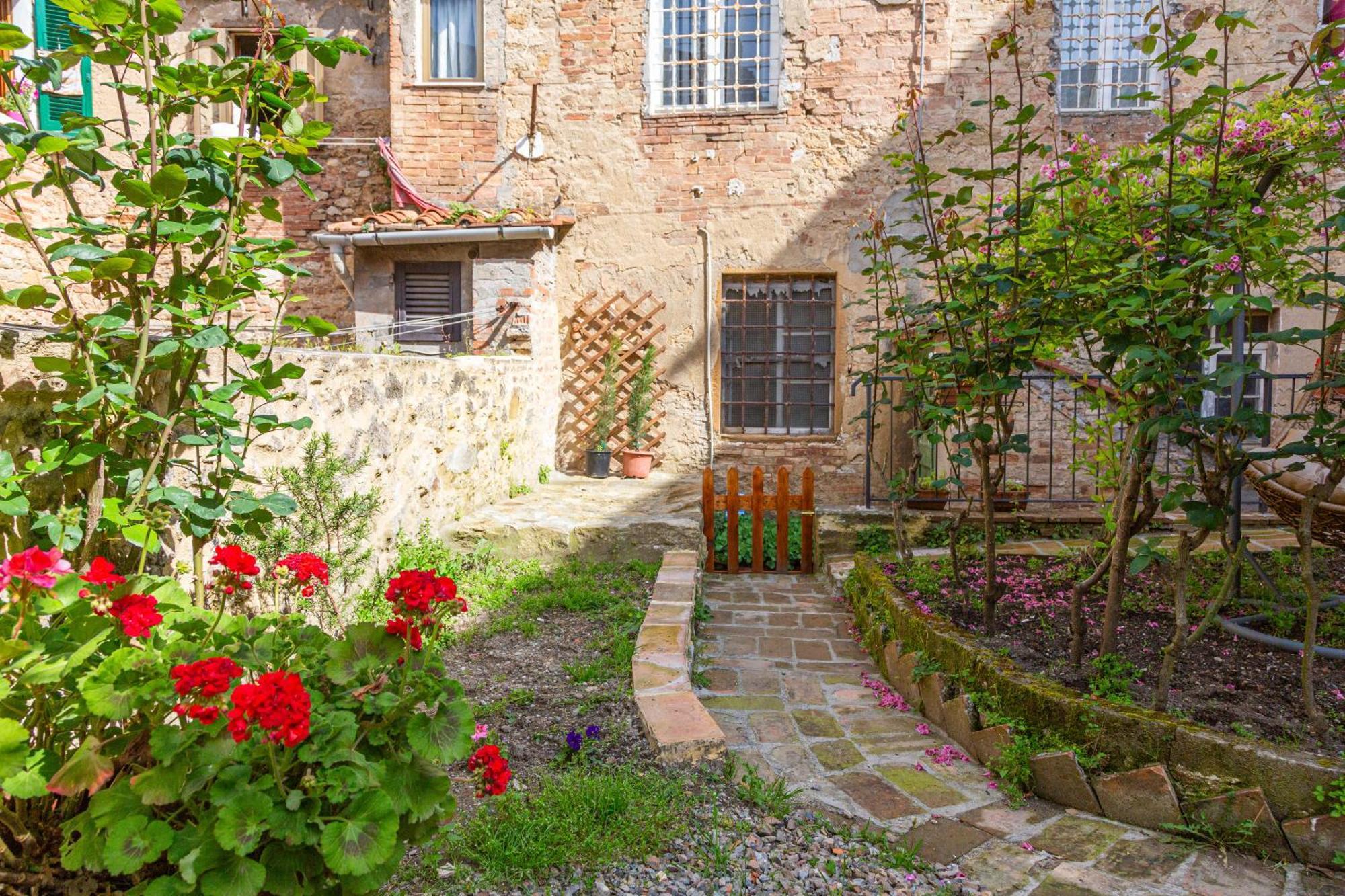 Il Cantuccio- Appartamento In Centro Con Giardino Volterra Eksteriør bilde